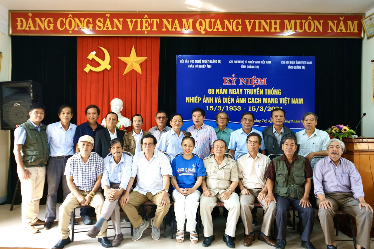 Hội vi&ecirc;n Ph&acirc;n hội Nhiếp ảnh v&agrave; Ph&acirc;n hội Điện ảnh chụp ảnh lưu niệm